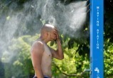Житель Ванкувера пытается охладиться во время рекордной жары на северо-западе США и Канады