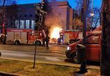 Машина врезалась в забор посольства России в Румынии и загорелась