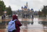 Посетители парка развлечений Disneyland в Анахайме, Калифорния