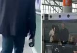 Бывшего президента Украины Порошенко заметили в аэропорту Варшавы с бутылкой вина в руке