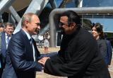 Путин наградил голливудского актера Стивена Сигала орденом Дружбы