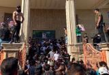 Протестующие в Багдаде взяли штурмом посольство Швеции
