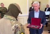 Собянин подарил военному личный пистолет «на удачу»