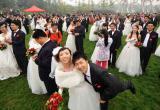 Женихам в Китае будут вручать премии за молодых невест