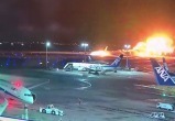 Самолет загорелся при посадке в аэропорту Токио
