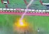 Молния убила футболиста во время матча в Индонезии