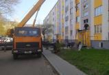 В многоэтажке Минска обрушился козырек подъезда