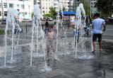 1 мая брестская детвора отпраздновала День купания в фонтанах