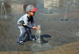 1 мая брестская детвора отпраздновала День купания в фонтанах