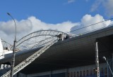 Фотофакт: человеку стало плохо на крыше дворца спорта «Виктория»