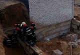 Мужчину спасли из-под обрушившегося в траншею грунта в Барановичах