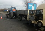 Микроавтобус влетел в прицеп трактора в Бресте (видео)