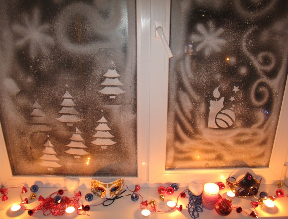 Как стильно украсить окно к Новому году
