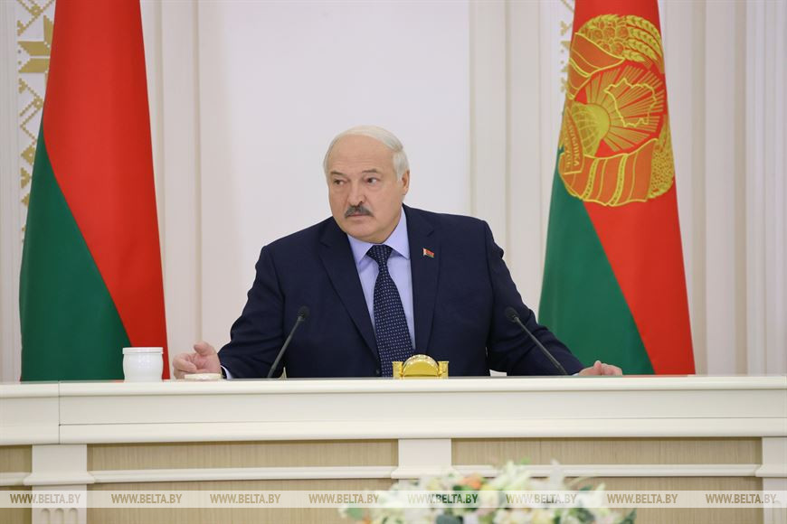 Лукашенко отчитал чиновников за ситуацию в сельском хозяйстве