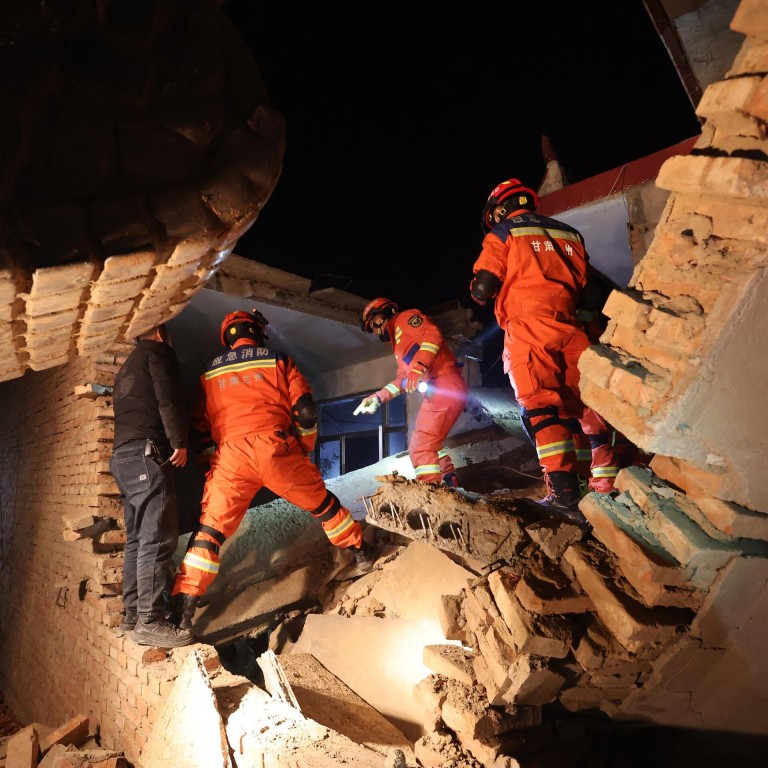 В Китае из-за мощного землетрясения погибли почти 120 человек