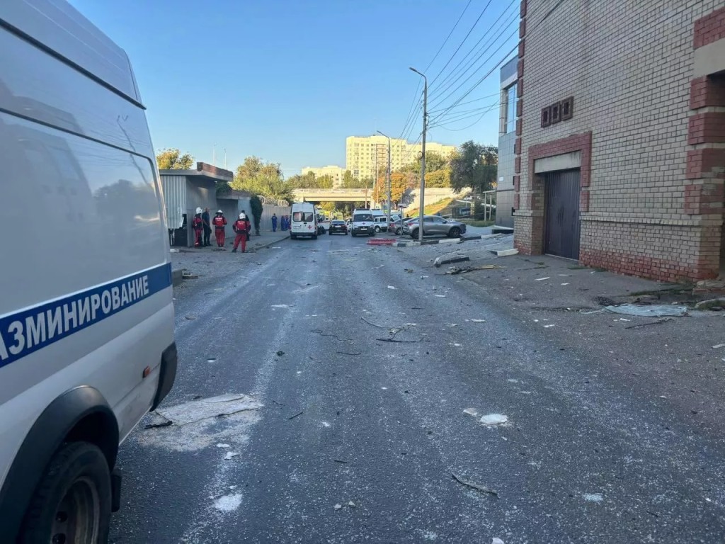 Четыре человека пострадали из-за прилета беспилотника в многоэтажку в Саратове