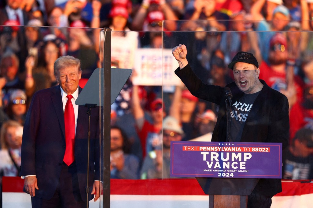 Илон Маск стал мемом после прыжков на митинге Трампа