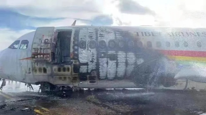 В Китае при взлете загорелся самолет со 122 людьми на борту