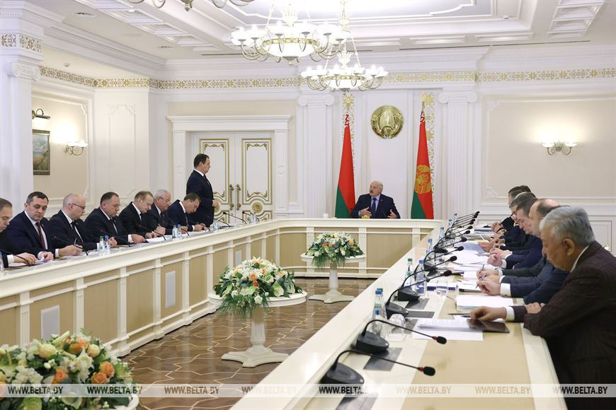 Лукашенко отчитал чиновников за ситуацию в сельском хозяйстве