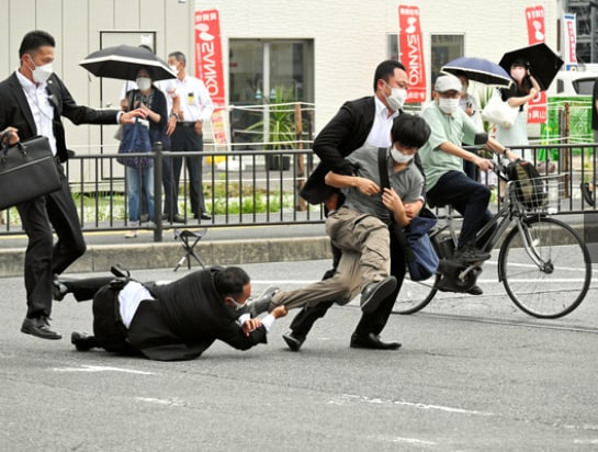 Экс-премьера Японии Синдзо Абэ ранили из дробовика на уличном выступлении