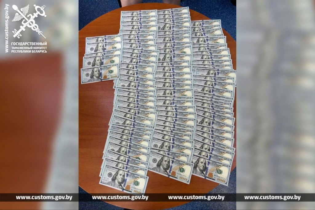 Водитель раздал пассажирам более 54 тысяч долларов на границе