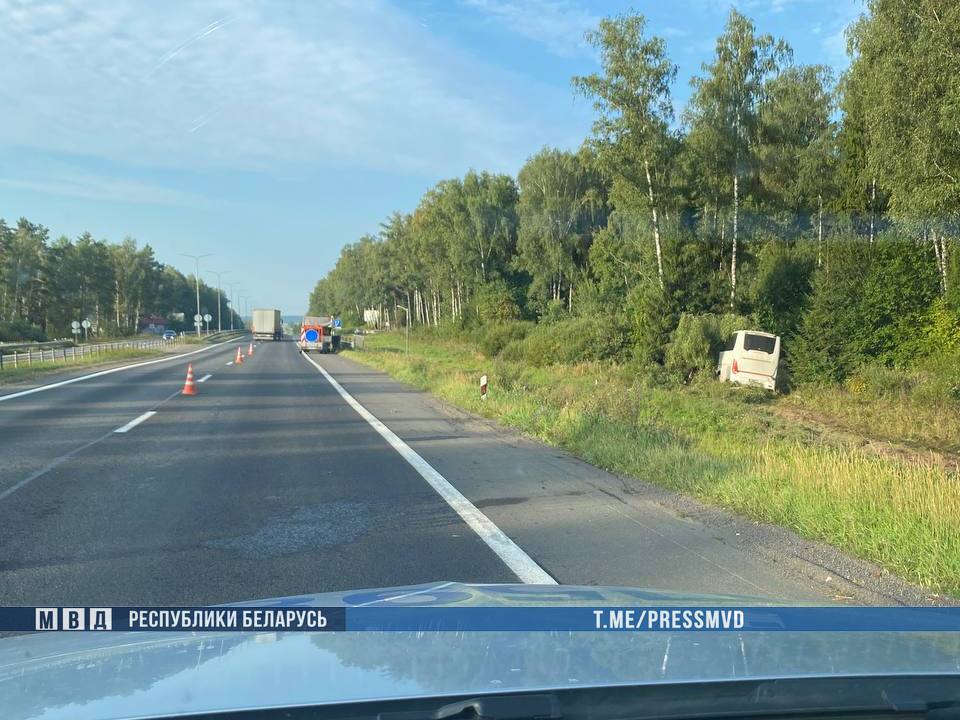 Пассажирский автобус «Москва–Брест» вылетел с трассы под Минском
