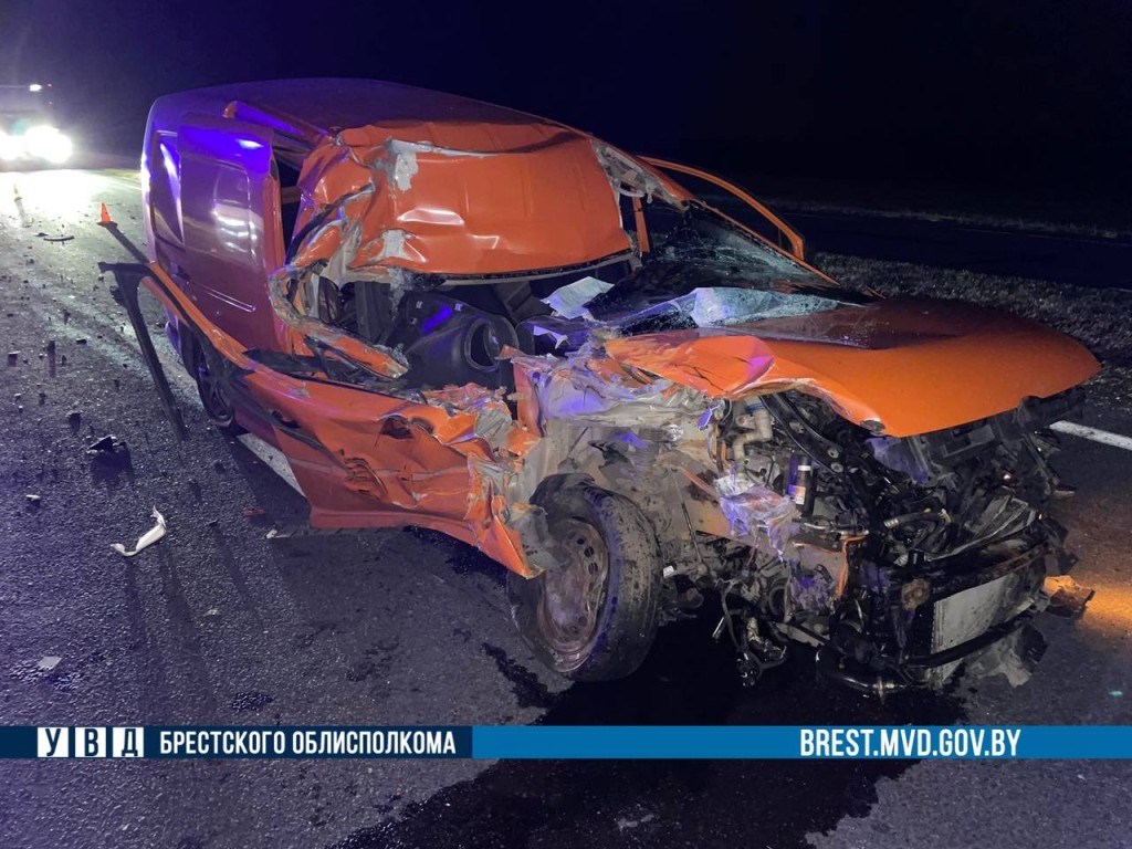 Соляная кислота разлилась на дорогу из-за аварии под Барановичами