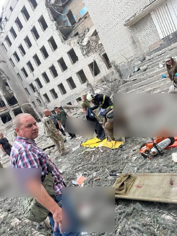 Более 50 человек погибли при ударе по военному вузу в Полтаве