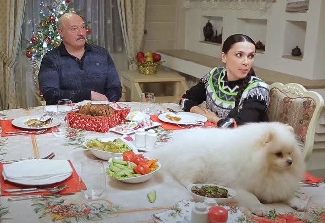 Лукашенко усадил собаку на стол во время обеда с аграриями