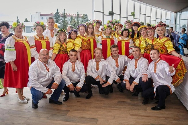 Главу фабрики провезли в повозке, запряженной людьми