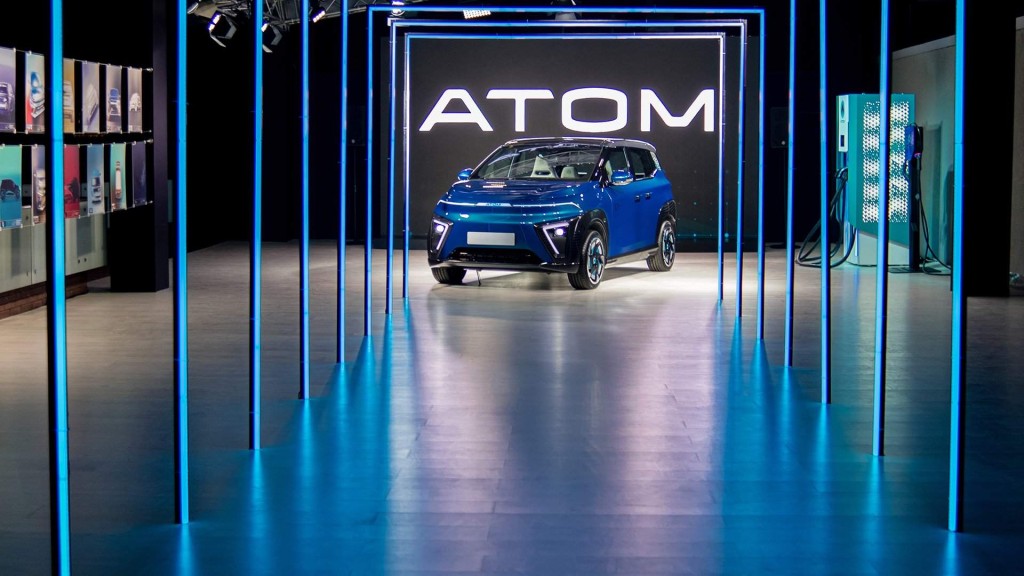 В России представили электромобиль «Атом»