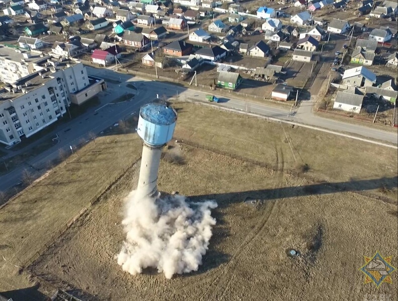 Аварийную водонапорную башню снесли взрывом в Ляховичах