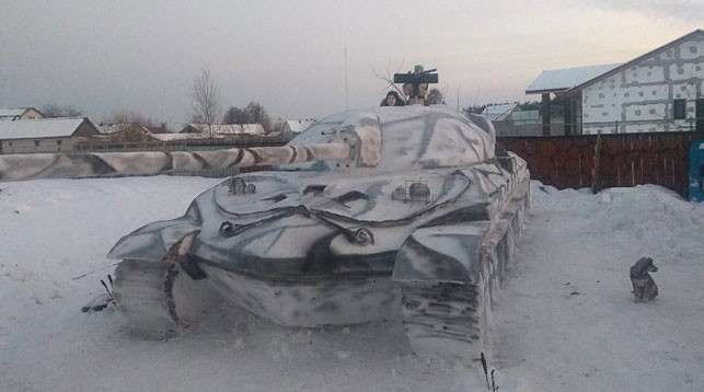 Белорусская семья слепила снежный танк в натуральную величину