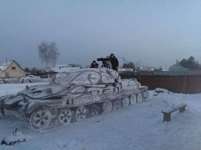 Белорусская семья слепила снежный танк в натуральную величину
