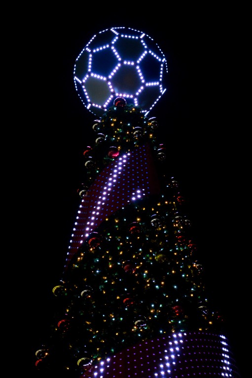 Вместо футбольного мяча – бриллиант. В Бресте зажгли главную новогоднюю елку (фоторепортаж) 