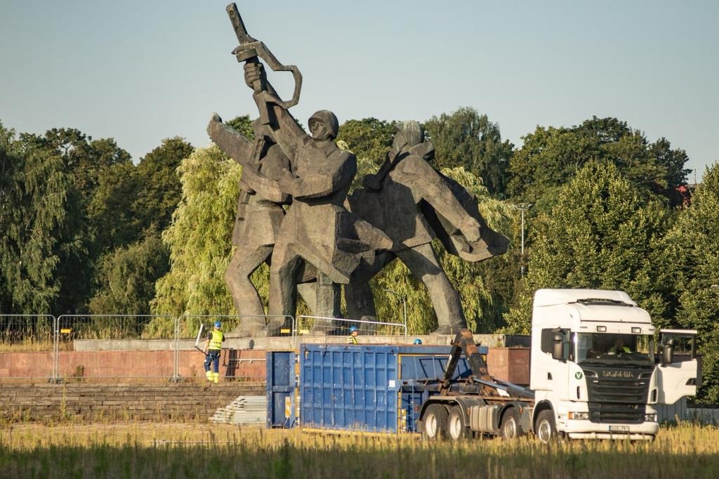 Власти Латвии начали снос памятника советским воинам в Риге