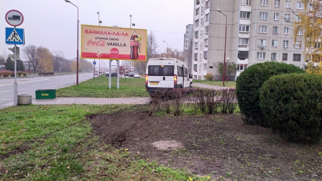 На перекрестке улиц Ленинградской и Гаврилова произошла авария с участием «Яндекс.Такси» и маршрутки