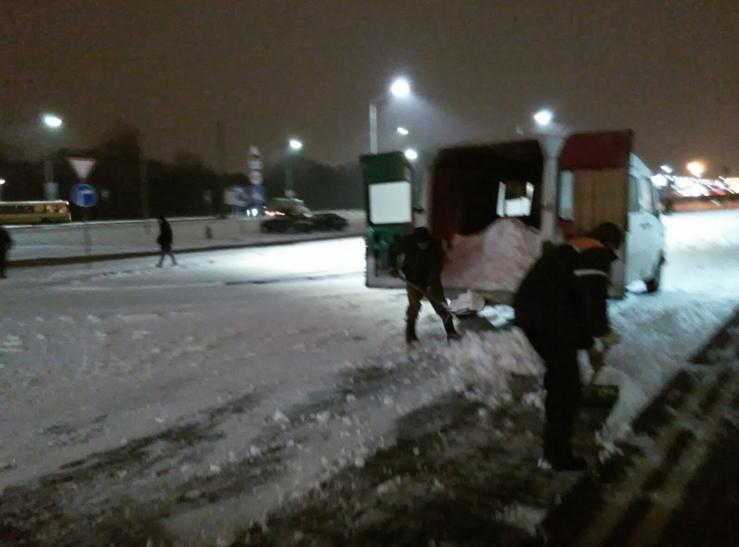 Фотофакт: в Бресте снег вывозят с улиц бусами?