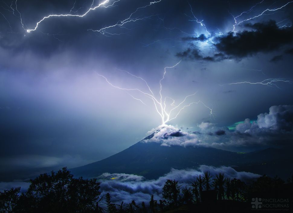 Фотограф запечатлел удар молнии в вершину вулкана в Гватемале