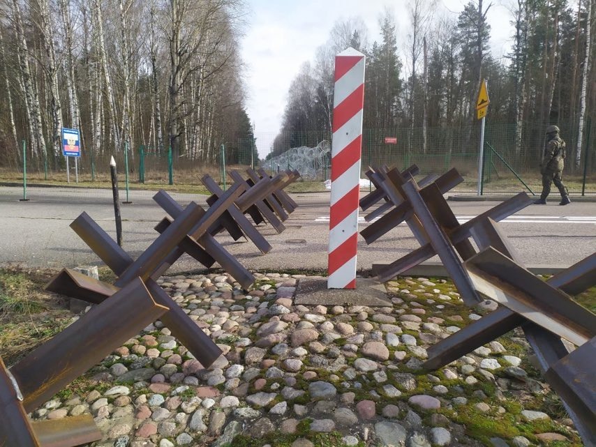 Польша устанавливает противотанковые укрепления на границах с Беларусью и Россией
