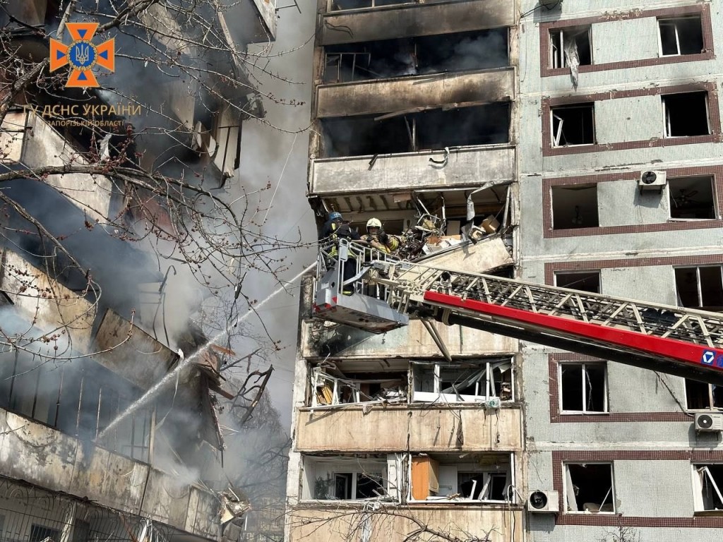 Ракетный удар по жилой многоэтажке в Запорожье попал на видео
