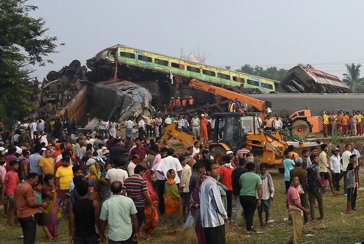 Число погибши при аварии поездов в Индии выросло до 288 человек