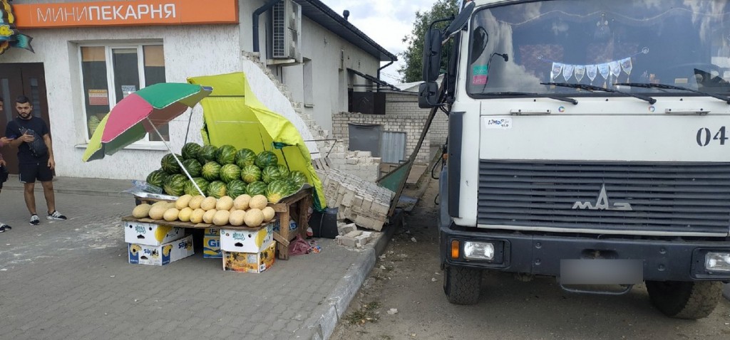 Кирпичная стена упала на продавца в Барановичах