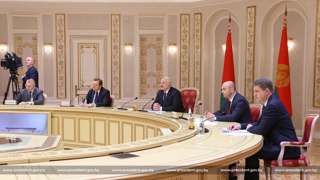 Лукашенко: нас втягивают в третью мировую войну через конфликт в Украине