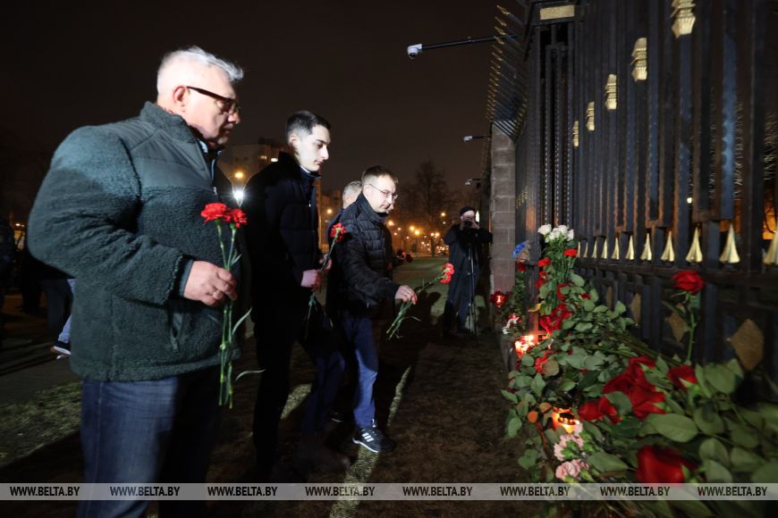 Белорусы несут цветы к зданию посольства России в Минске из-за теракта