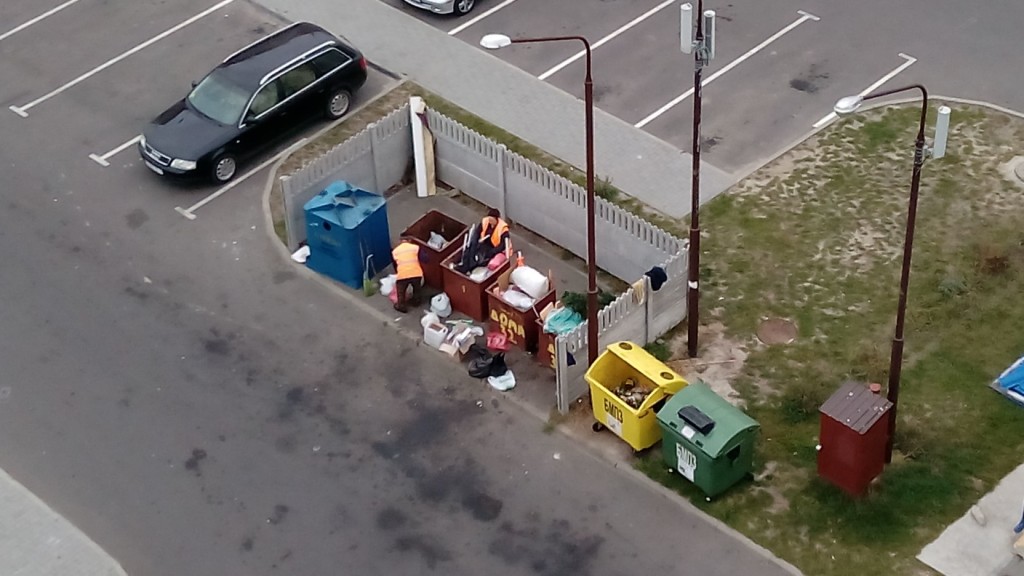 Один из дворов по улице Махновича в Бресте утопает в мусоре