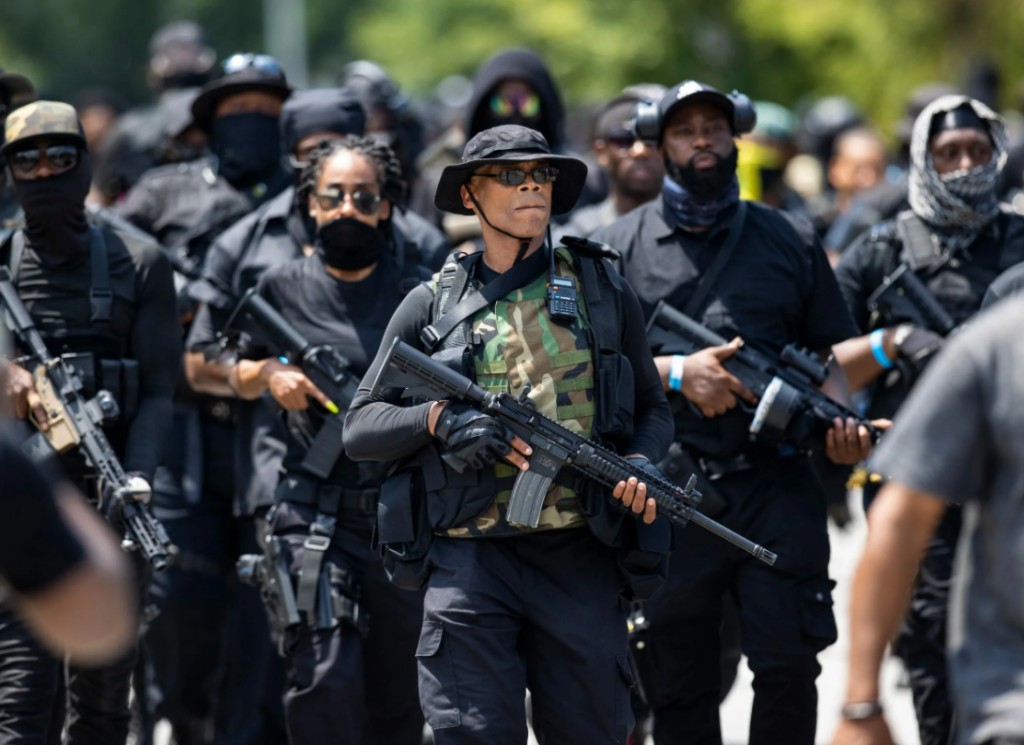 В Америке отменяют полицию: города оккупируют вооруженные боевики