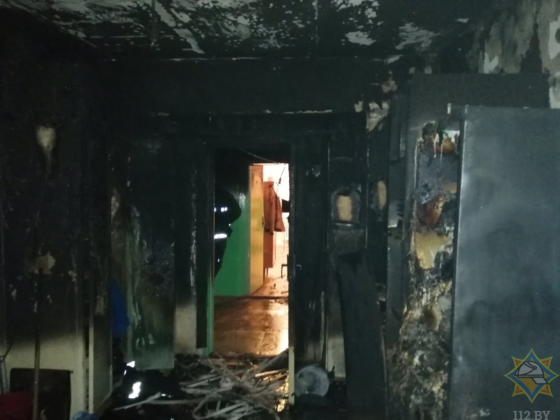 В Барановичах чуть не погибли женщина и ее сын на пожаре в общежитии