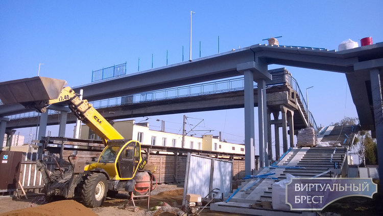 Продолжаются работы по строительству пешеходного моста в районе ст. Брест Восточный