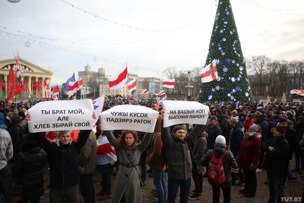 Протестующие в Минске передали резолюцию в посольство России